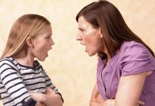 Почему дети критикуют родителей, и как на это реагировать?