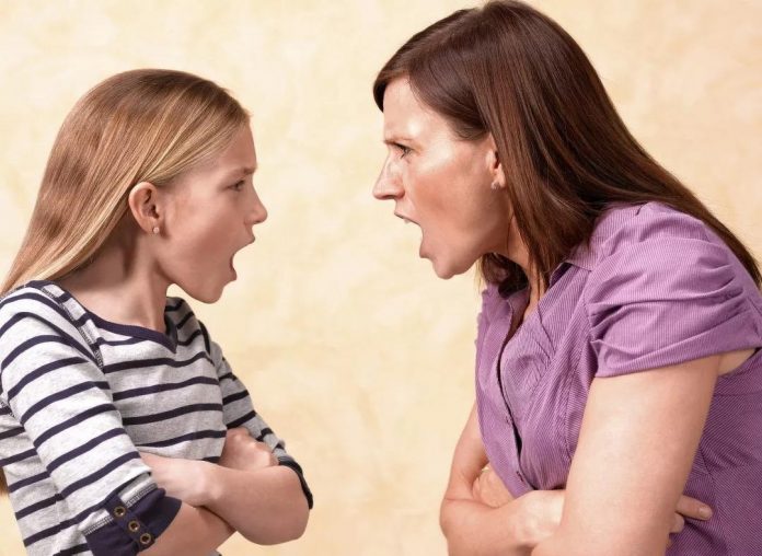 Почему дети критикуют родителей, и как на это реагировать?