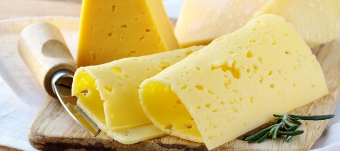 Почему сыр желтый и зачем ему 