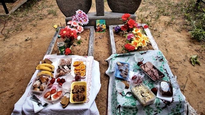 Почему употребление еды и напитков на могилах считается пережитком язычества?