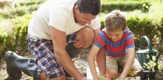 Как испортить летние каникулы: почему не стоит привлекать ребенка к огородным работам?