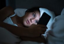 Почему вредно пользоваться мобильным телефоном перед сном?