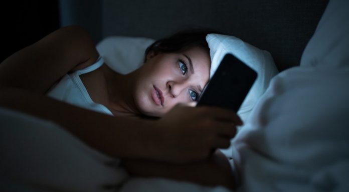 Почему вредно пользоваться мобильным телефоном перед сном?
