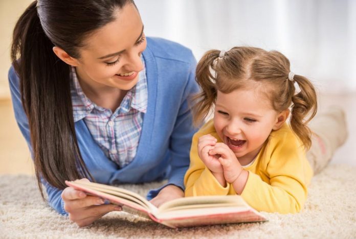 Когда начинать учить ребенка читать?