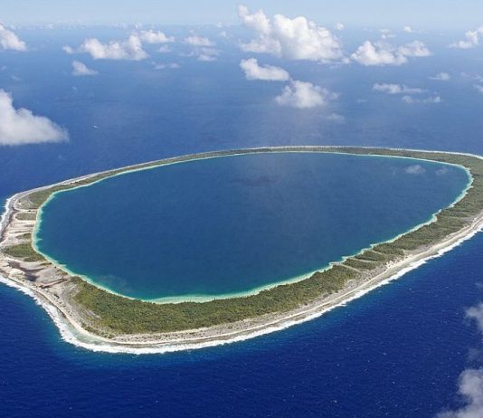 Атоллы, лагуны и рифовые острова