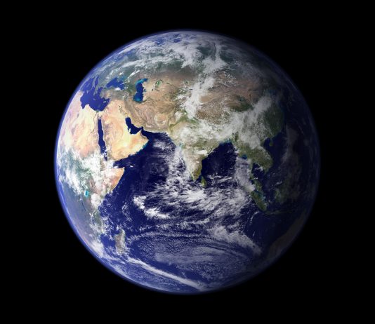 Почему Земля вращается вокруг своей оси?