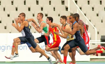 Почему на стадионе атлеты бегут против часовой стрелки?