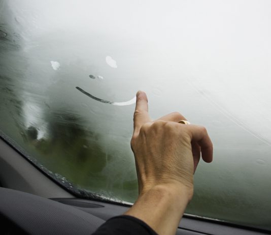 Почему в автомобиле потеют окна?