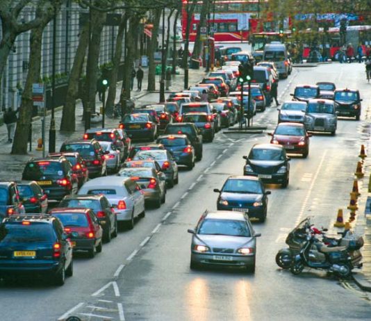 Почему есть правостороннее движение и левостороннее?