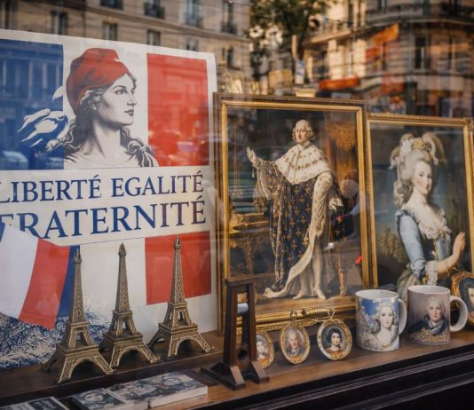 Почему Франция стала республикой и до сих пор спорит о роли королей в истории? Почему Франция стала республикой и до сих пор спорит о роли королей в истории?