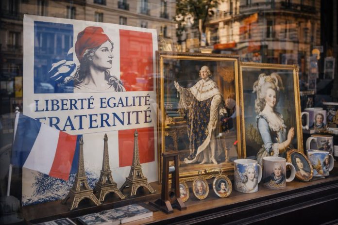 Почему Франция стала республикой и до сих пор спорит о роли королей в истории?